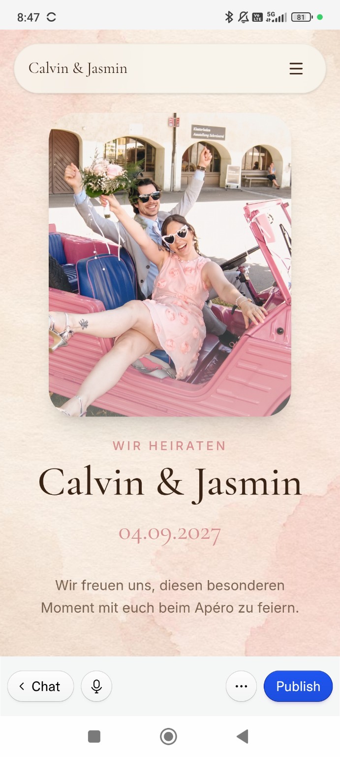 Calvin und Jasmin voller Freude in einem rosa Cabriolet